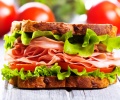 Sandwiches de pan negro, lomito y roquefort